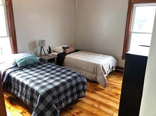 https://livefreerecoverynh.com/wp-content/uploads/2021/09/live_free_recovery_house_bedroom1.jpg